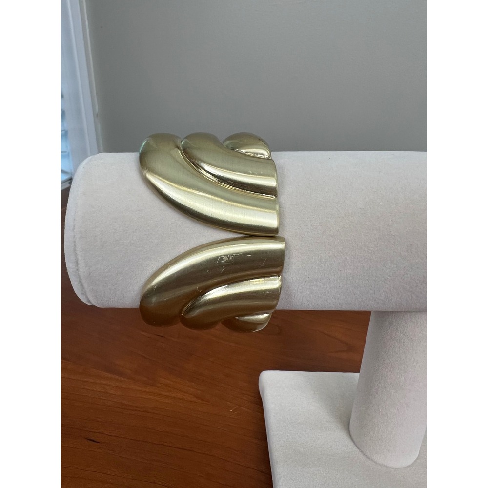 Vintage Gold Tone Hinged Cuff Bracelet Ribbed Sculptural Bypass Statement Bangle